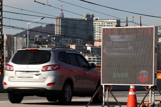 제2차 미세먼지 계절관리제가 시행되는 1일 서울 동호대교 남단에서 한국환경공단이 설치한 배출가스 농도 단속 전광판이 관련 정보가 나오고 있다. 연합뉴스